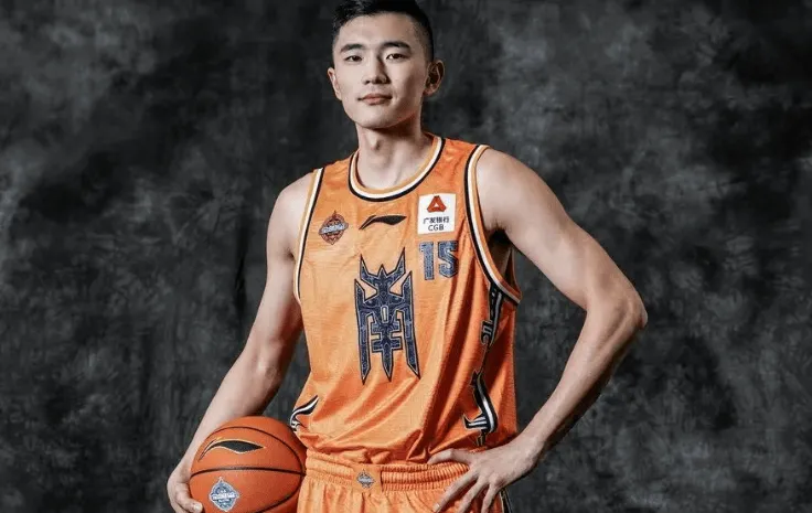 媒体人：山东男篮明日赶赴东营备战夏联，陈林坚确定迎首秀
