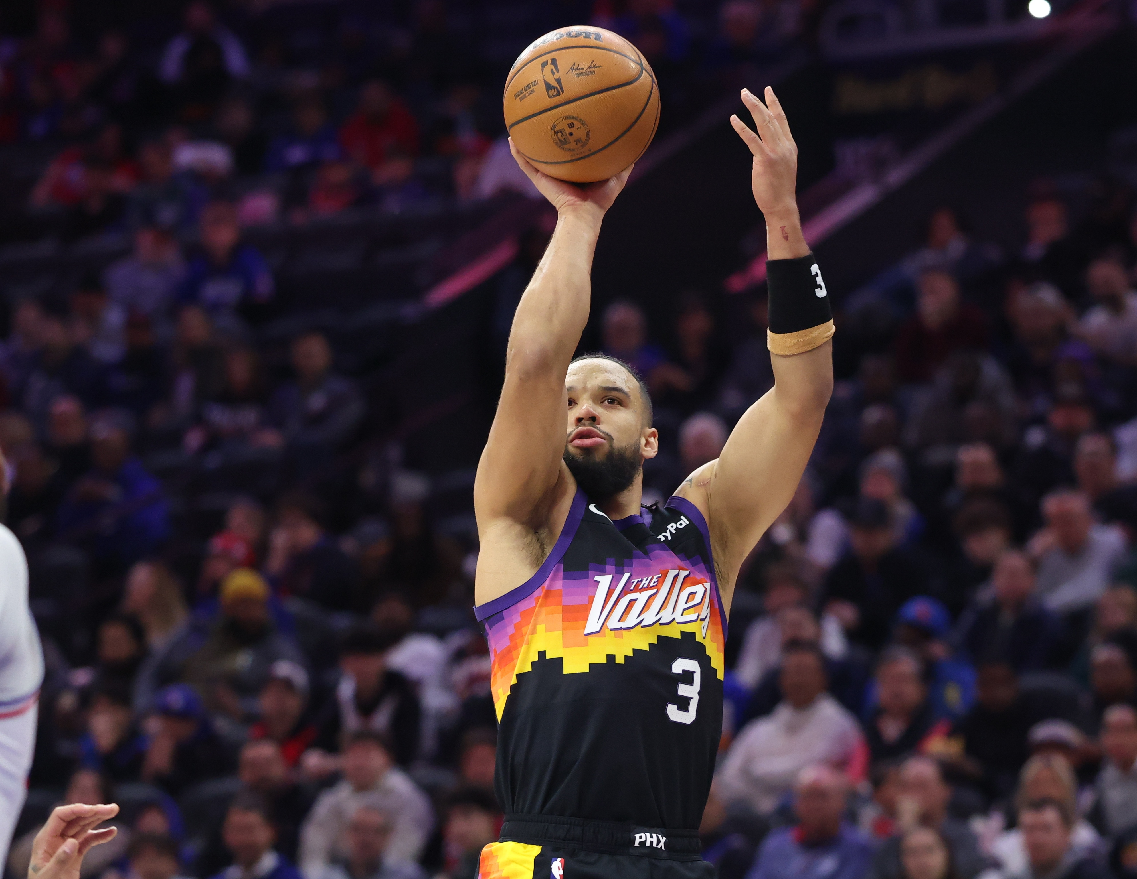 开云体育APP下载-铁麻了！狄龙18中4仅拿11分6板2助1断 末节5中0