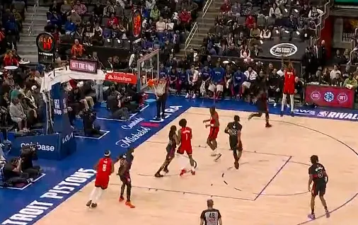 杜兰特接球三分再中，火箭领先活塞到11分分差